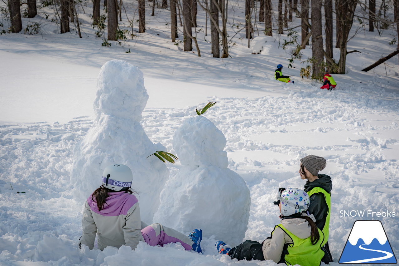 井山敬介さんと秋元日菜子さんのコンビは今年も健在！さらに、サプライズゲストも登場？！憧れのスキーヤーと一緒に雪と戯れ、『いちえ』の美味しいランチをいただく…。夢のようなイベント。めもるホールディングス presents プロスキーヤー・井山敬介さんと行く｜ダイナスティスキーリゾート